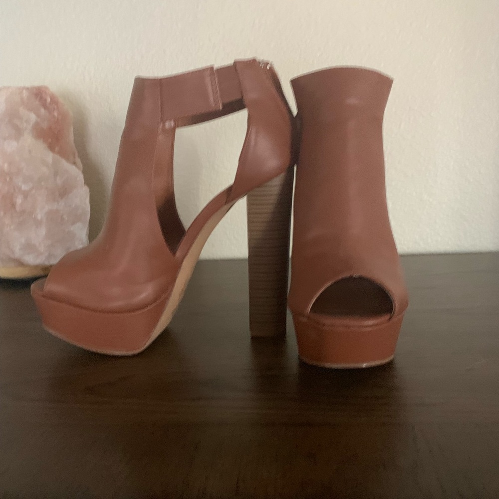 Windsor tan sandal platform with wooden heel